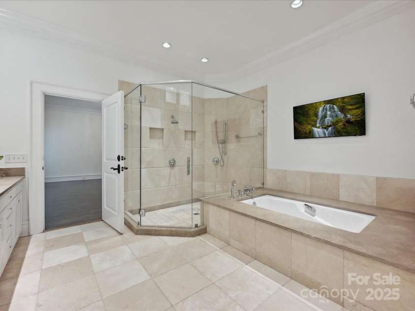 4300 Cameron Oaks Drive, Charlotte, NC 28211.  MLS# CAR4266983, YatesRealty ID 20312. Primary Bathroom