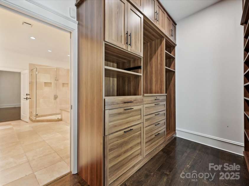 4300 Cameron Oaks Drive, Charlotte, NC 28211.  MLS# CAR4266983, YatesRealty ID 20312. Primary Closet