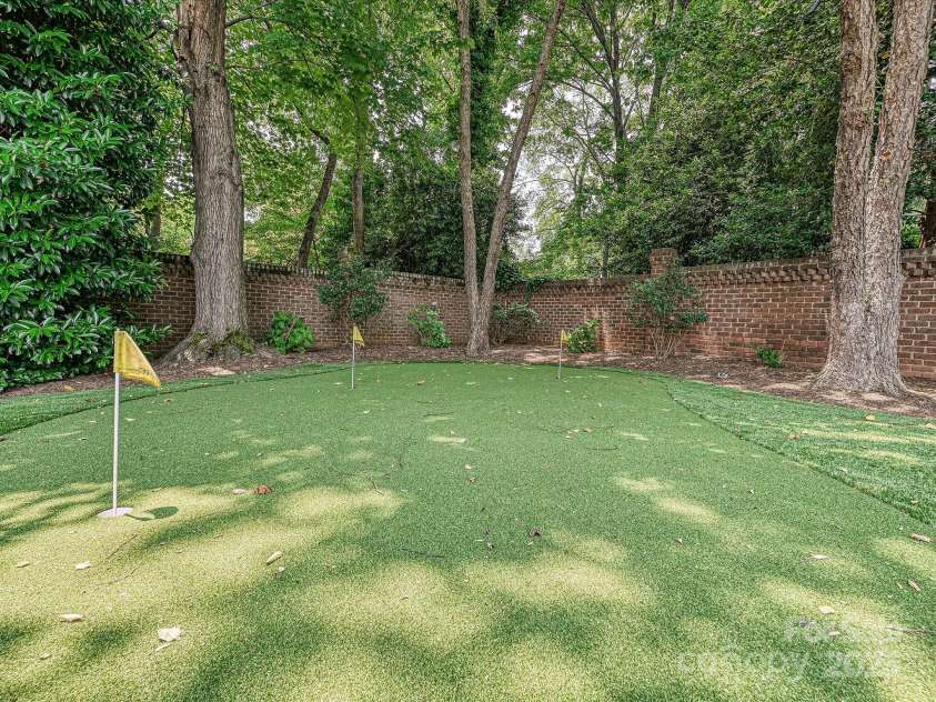 4300 Cameron Oaks Drive, Charlotte, NC 28211.  MLS# CAR4266983, YatesRealty ID 20312. Putting Green