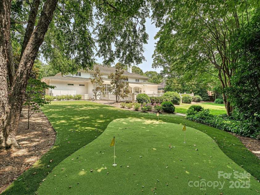 4300 Cameron Oaks Drive, Charlotte, NC 28211.  MLS# CAR4266983, YatesRealty ID 20312. Putting Green