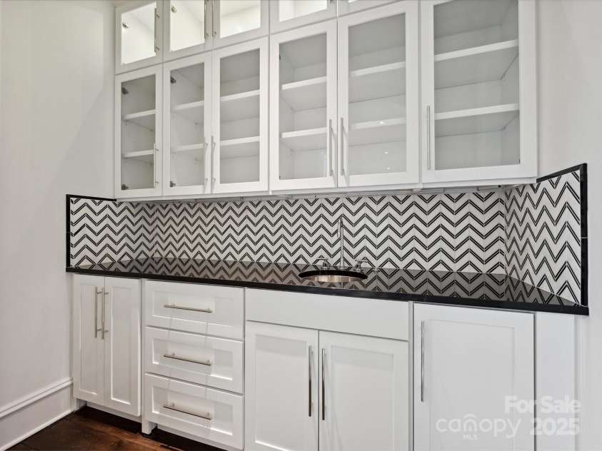 4300 Cameron Oaks Drive, Charlotte, NC 28211.  MLS# CAR4266983, YatesRealty ID 20312. Wet Bar