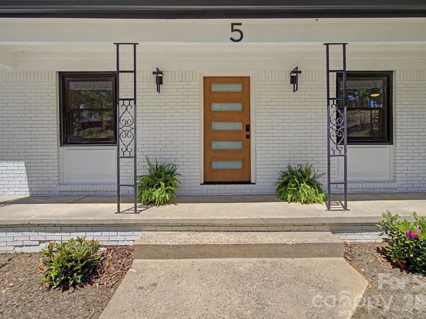5 Kent Place, Asheville, NC 28804.  MLS# CAR4379895, YatesRealty ID 20313. Front Porch View