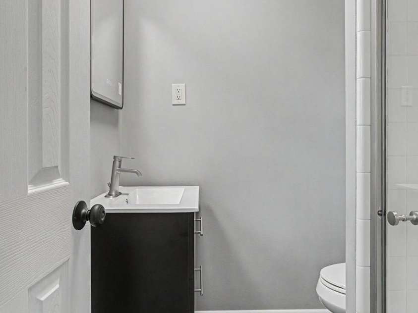 5 Kent Place, Asheville, NC 28804.  MLS# CAR4379895, YatesRealty ID 20313. Primary Bedrom/ Bathroom