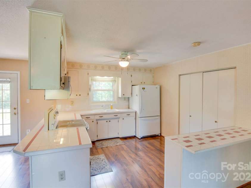 904 Sunbeam Drive, Lincolnton, NC 28092.  MLS# CAR4243214, YatesRealty ID 20313. 