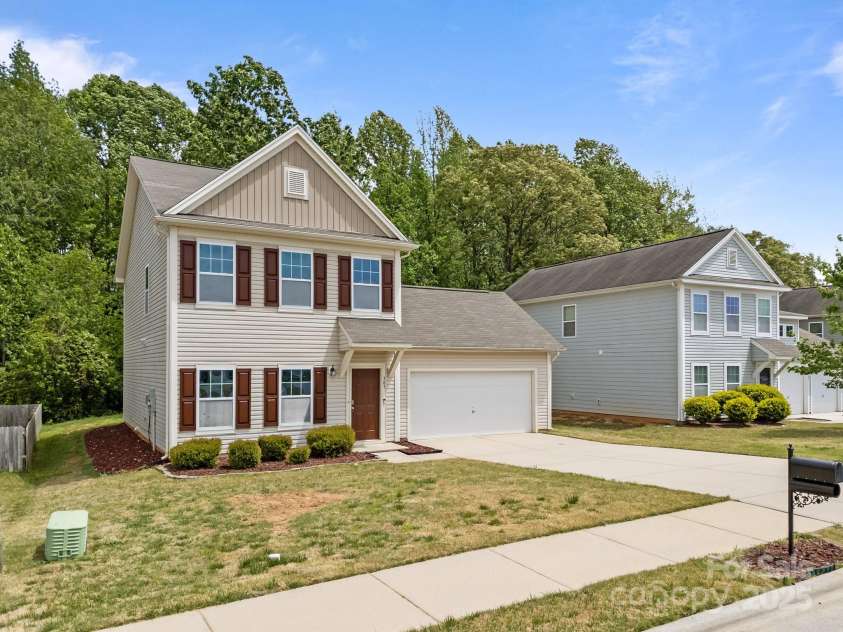 303 Landis Oak Way, Landis, NC 28088.  MLS# CAR4246908, YatesRealty ID 20314. 