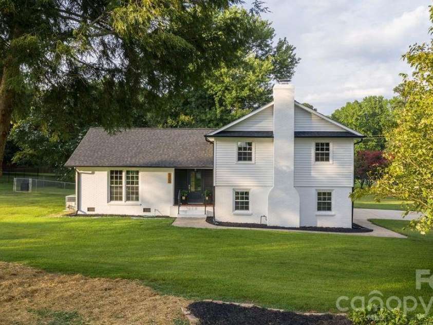 5900 Oakwielde Court, Mint Hill, NC 28227.  MLS# CAR4329157, YatesRealty ID 20315. 