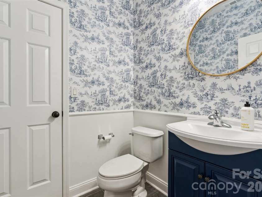 6934 Evanton Loch Road, Charlotte, NC 28278.  MLS# CAR4423258, YatesRealty ID 20316. Beautiful in blue half bath??