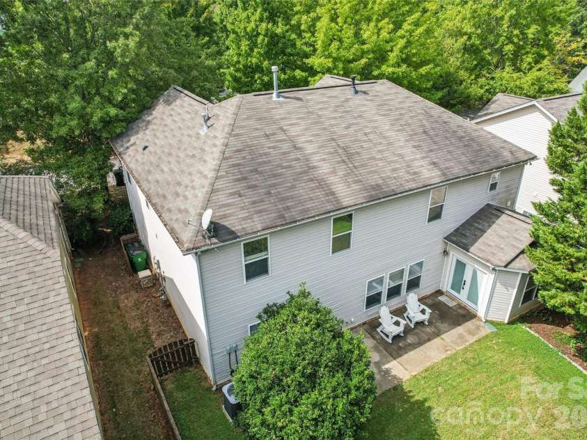 6934 Evanton Loch Road, Charlotte, NC 28278.  MLS# CAR4423258, YatesRealty ID 20316. Large yard w/ privacy..