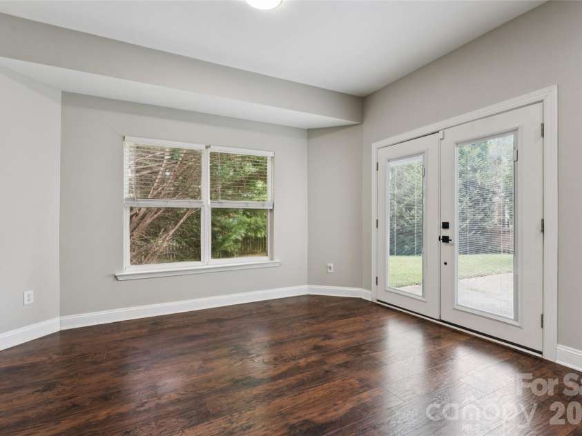 6934 Evanton Loch Road, Charlotte, NC 28278.  MLS# CAR4423258, YatesRealty ID 20316. Open breakfast area..