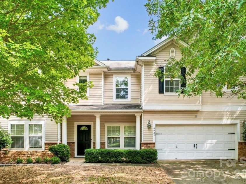 6934 Evanton Loch Road, Charlotte, NC 28278.  MLS# CAR4423258, YatesRealty ID 20316. WELCOME HOME…