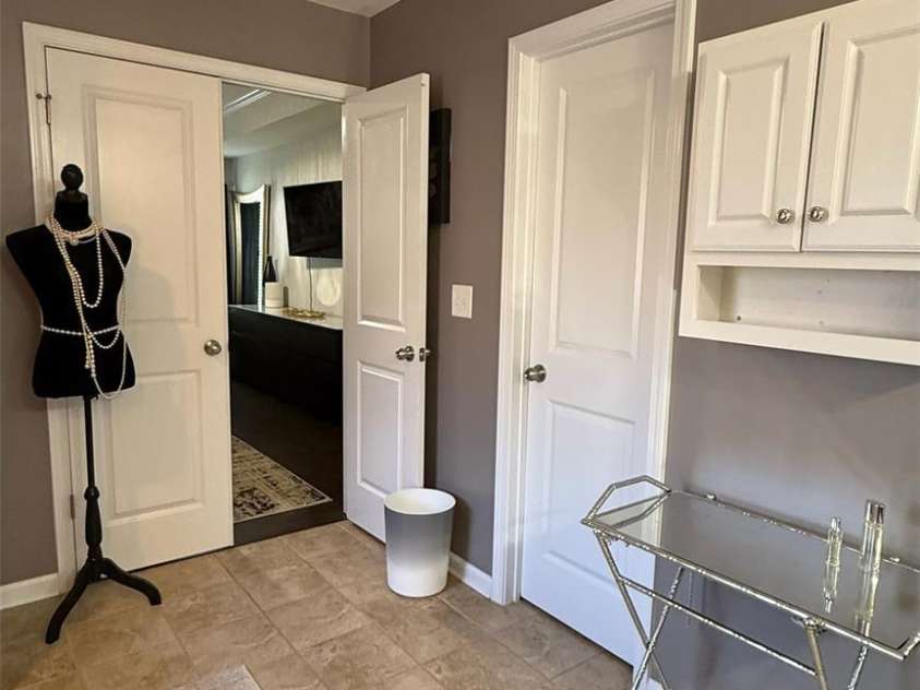 7910 Sweet Grove Court, Charlotte, NC 28269.  MLS# CAR4331516, YatesRealty ID 20319. Primary Bath