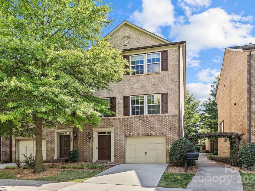 225 Lincoln Street, Charlotte, NC 28203.  MLS# CAR4232927, YatesRealty ID 2032. 