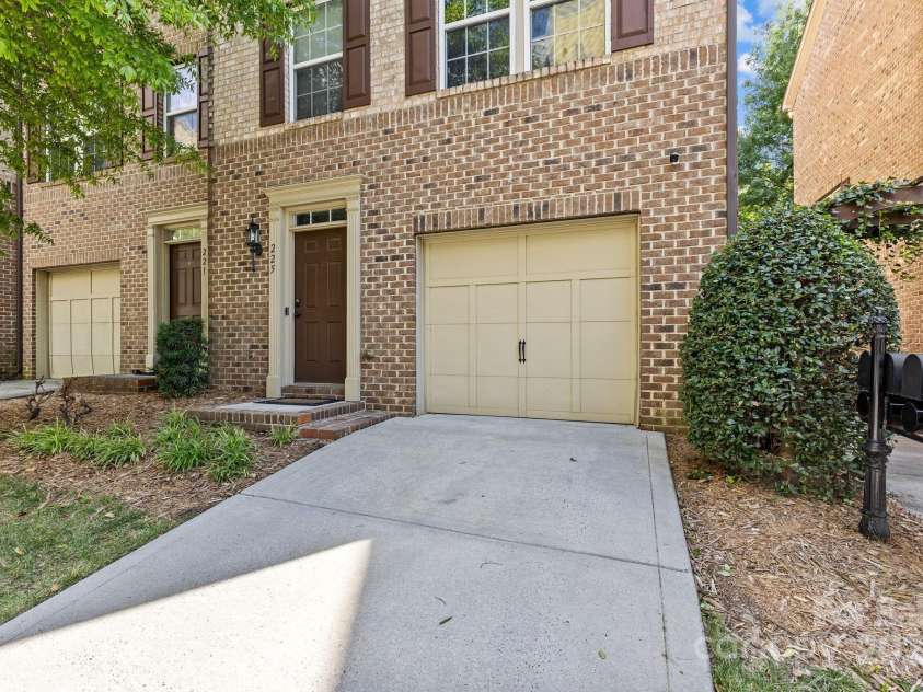 225 Lincoln Street, Charlotte, NC 28203.  MLS# CAR4232927, YatesRealty ID 2032. 