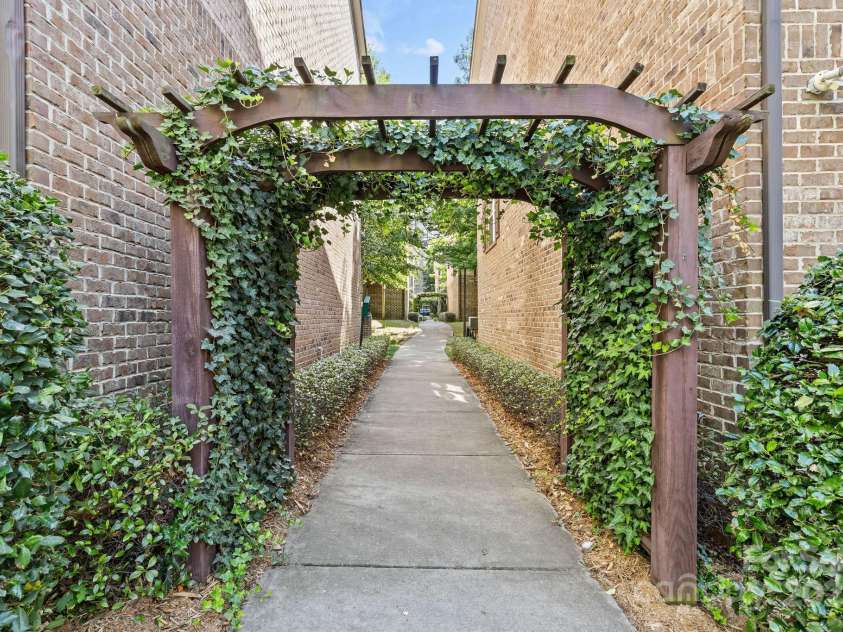 225 Lincoln Street, Charlotte, NC 28203.  MLS# CAR4232927, YatesRealty ID 2032. 