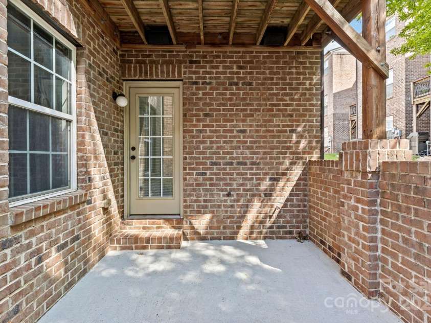 225 Lincoln Street, Charlotte, NC 28203.  MLS# CAR4232927, YatesRealty ID 2032. 