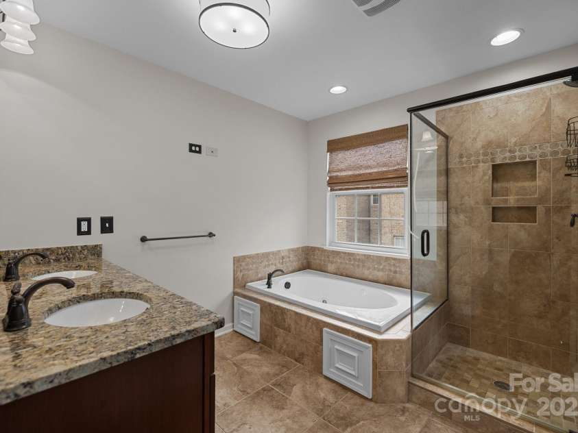 225 Lincoln Street, Charlotte, NC 28203.  MLS# CAR4232927, YatesRealty ID 2032. 