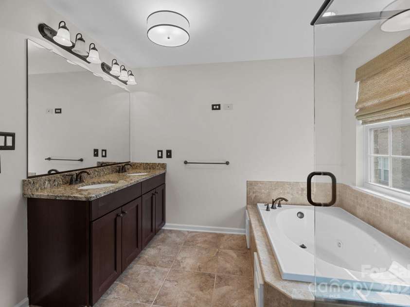 225 Lincoln Street, Charlotte, NC 28203.  MLS# CAR4232927, YatesRealty ID 2032. 