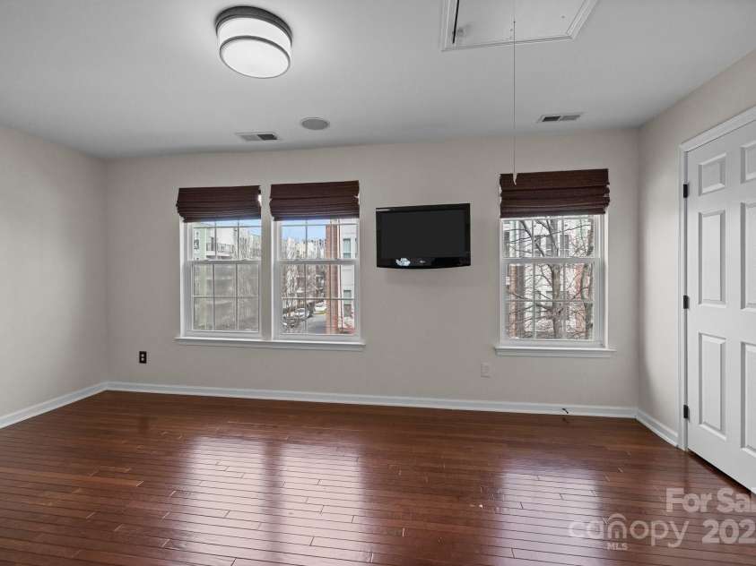 225 Lincoln Street, Charlotte, NC 28203.  MLS# CAR4232927, YatesRealty ID 2032. 