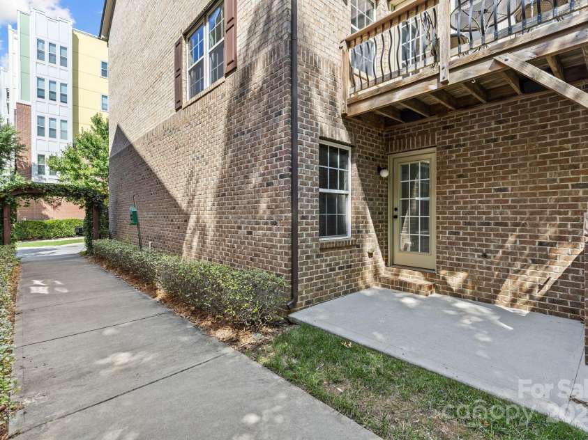 225 Lincoln Street, Charlotte, NC 28203.  MLS# CAR4232927, YatesRealty ID 2032. 