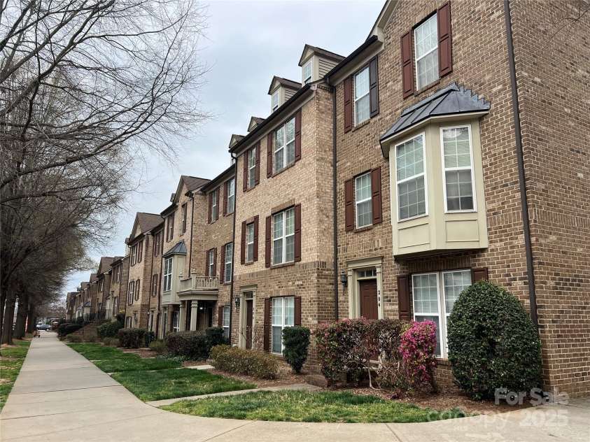 225 Lincoln Street, Charlotte, NC 28203.  MLS# CAR4232927, YatesRealty ID 2032. 