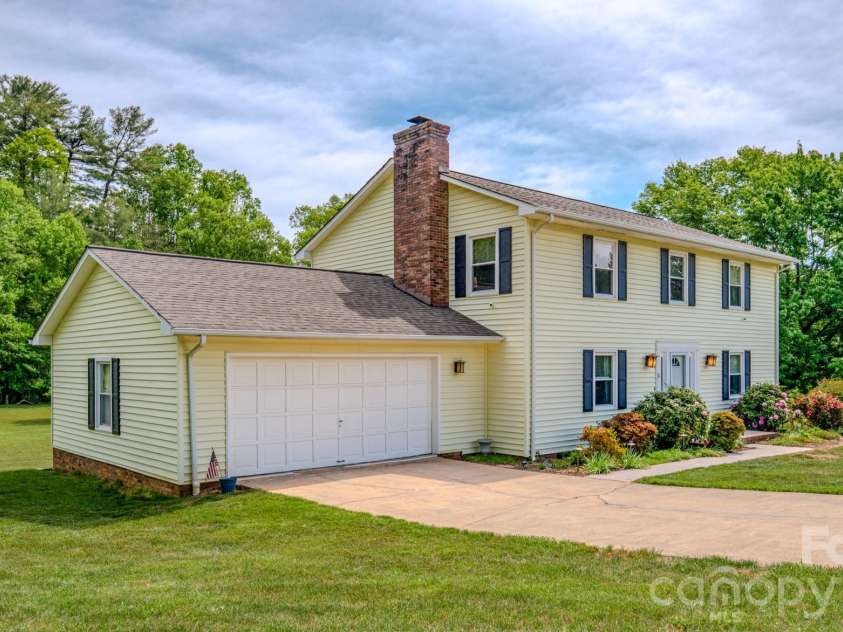 10 Arrow Place, Asheville, NC 28805.  MLS# CAR4374864, YatesRealty ID 20320. 