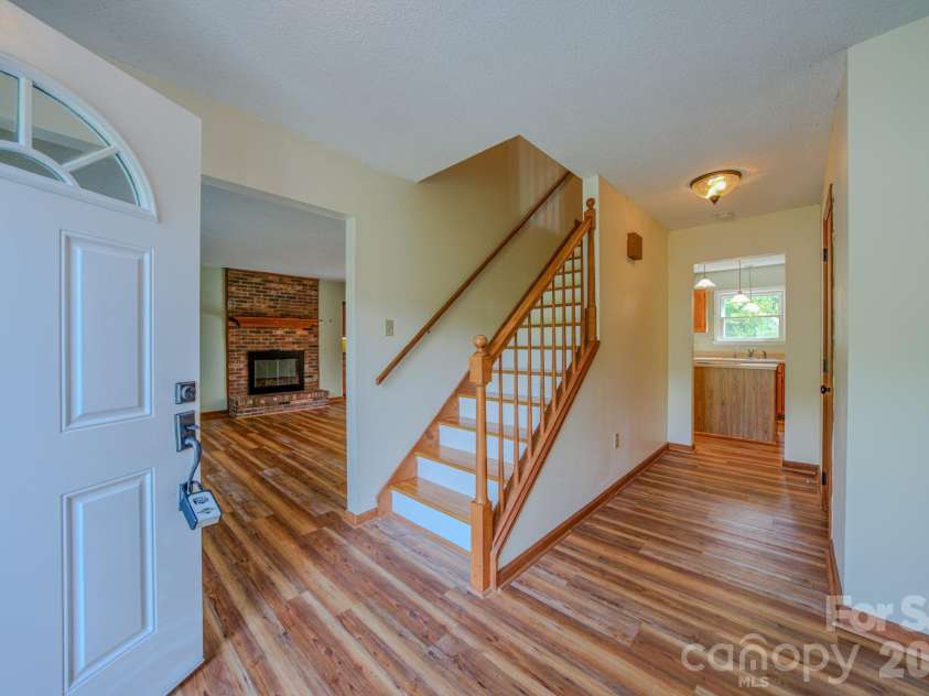 10 Arrow Place, Asheville, NC 28805.  MLS# CAR4374864, YatesRealty ID 20320. 