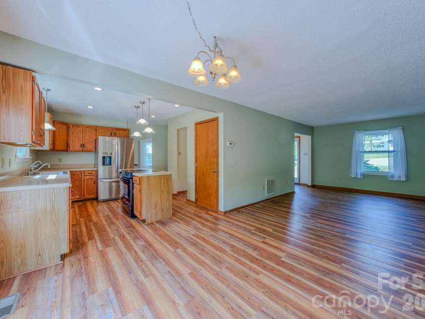 10 Arrow Place, Asheville, NC 28805.  MLS# CAR4374864, YatesRealty ID 20320. 