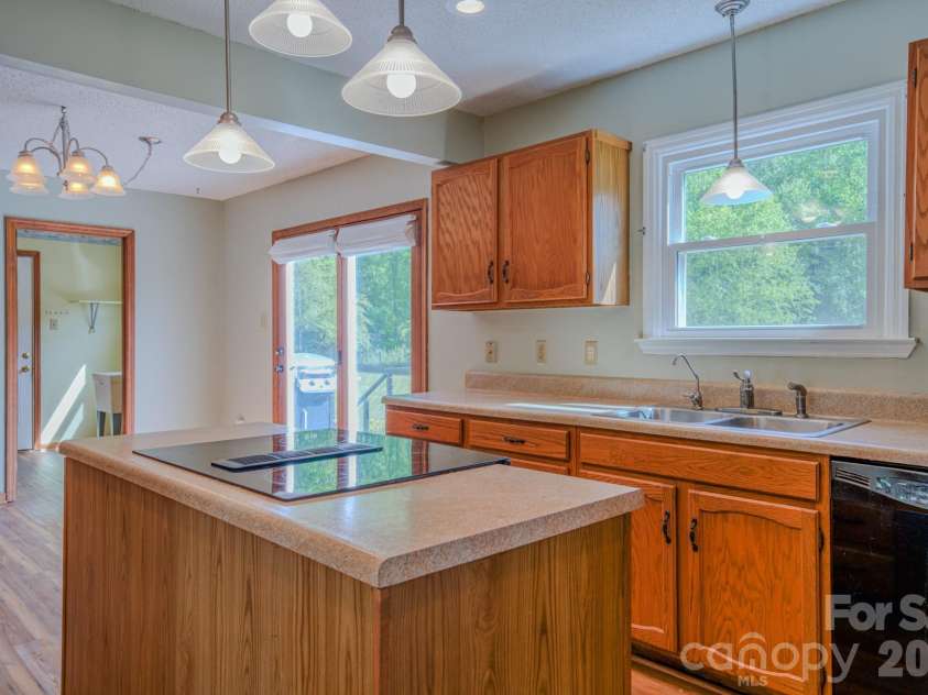 10 Arrow Place, Asheville, NC 28805.  MLS# CAR4374864, YatesRealty ID 20320. 