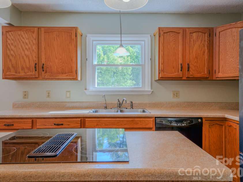 10 Arrow Place, Asheville, NC 28805.  MLS# CAR4374864, YatesRealty ID 20320. 