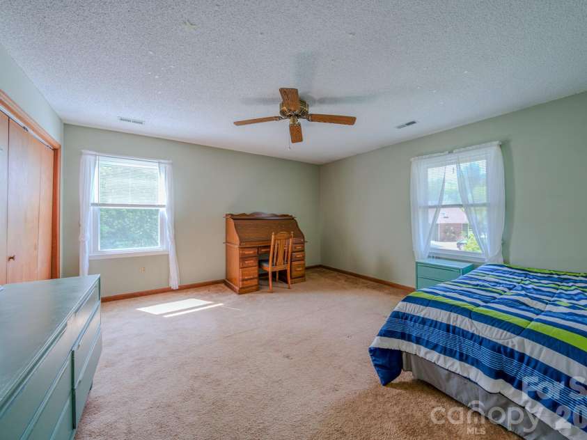 10 Arrow Place, Asheville, NC 28805.  MLS# CAR4374864, YatesRealty ID 20320. 
