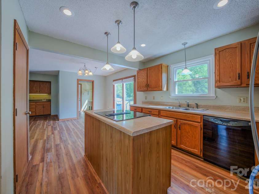10 Arrow Place, Asheville, NC 28805.  MLS# CAR4374864, YatesRealty ID 20320. 