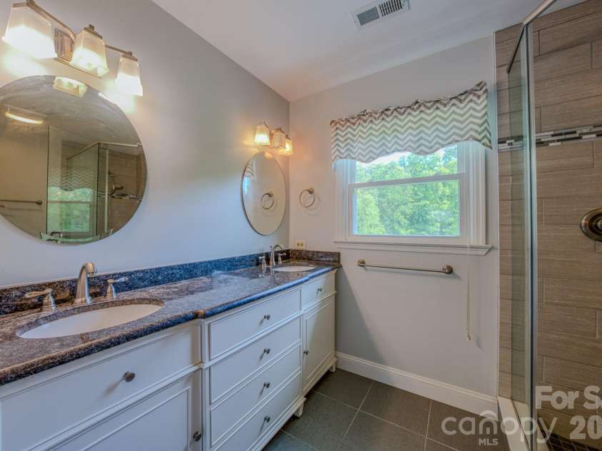 10 Arrow Place, Asheville, NC 28805.  MLS# CAR4374864, YatesRealty ID 20320. 