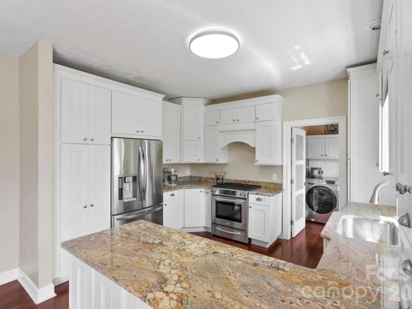 10 Eagle Drive, Hendersonville, NC 28792.  MLS# CAR4365502, YatesRealty ID 20321. Granite counters