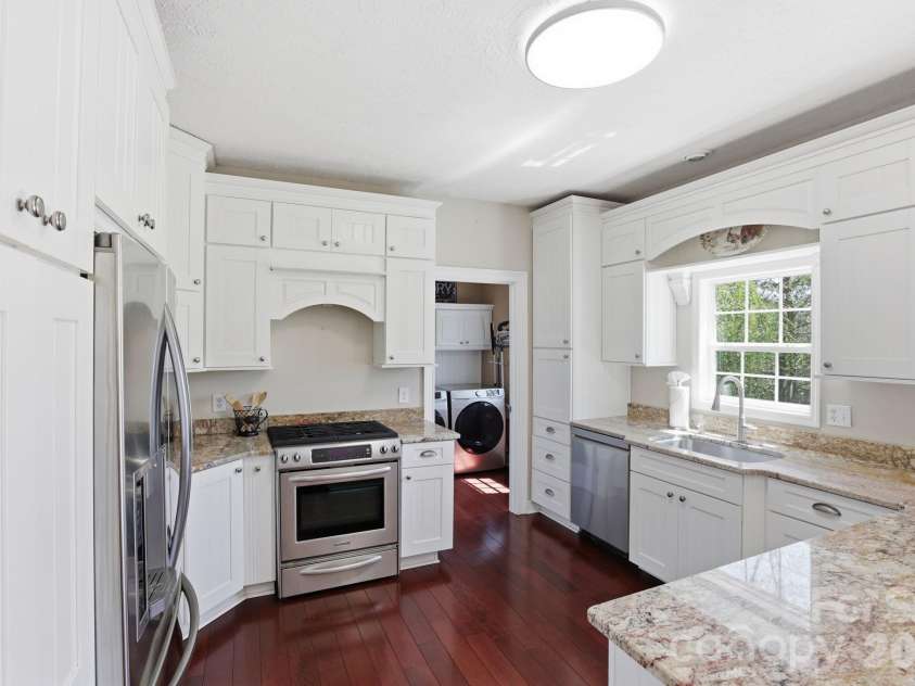 10 Eagle Drive, Hendersonville, NC 28792.  MLS# CAR4365502, YatesRealty ID 20321. Stainless appliances
