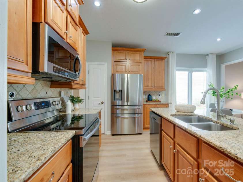 9607 Kestral Ridge Drive, Charlotte, NC 28269.  MLS# CAR4237682, YatesRealty ID 20323. 