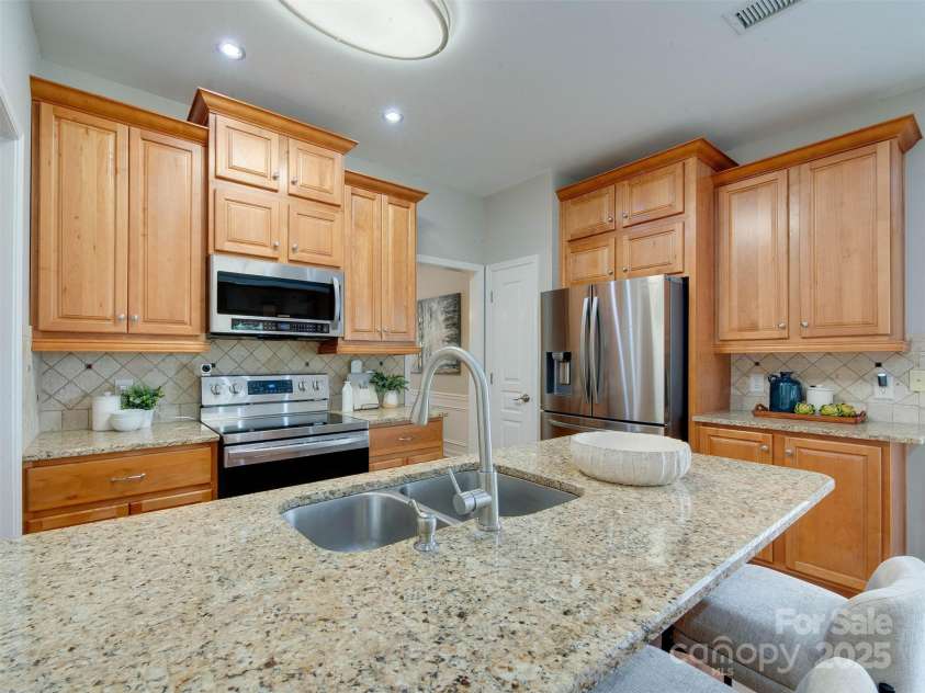 9607 Kestral Ridge Drive, Charlotte, NC 28269.  MLS# CAR4237682, YatesRealty ID 20323. 