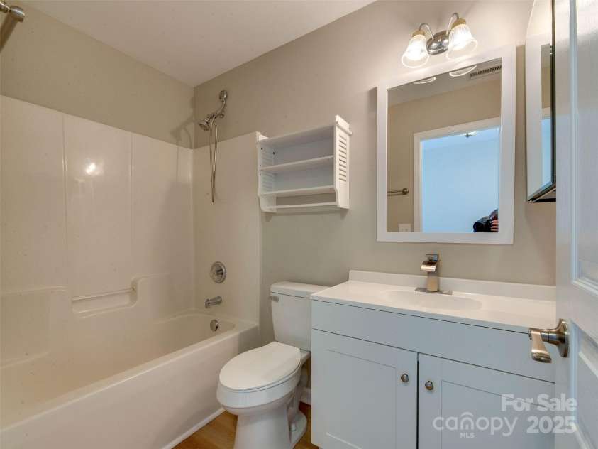 9607 Kestral Ridge Drive, Charlotte, NC 28269.  MLS# CAR4237682, YatesRealty ID 20323. 