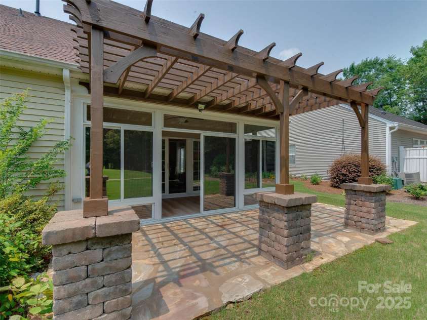 9607 Kestral Ridge Drive, Charlotte, NC 28269.  MLS# CAR4237682, YatesRealty ID 20323. 