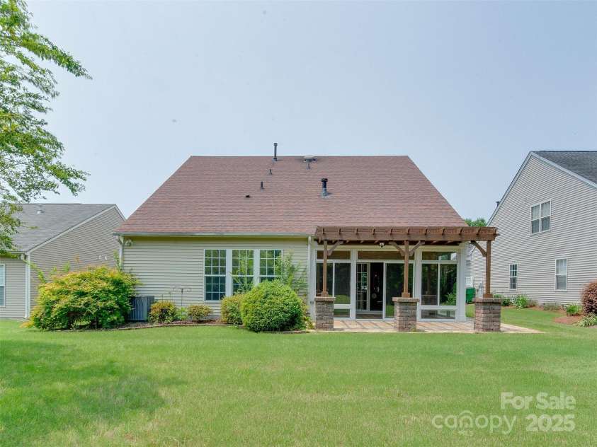 9607 Kestral Ridge Drive, Charlotte, NC 28269.  MLS# CAR4237682, YatesRealty ID 20323. 