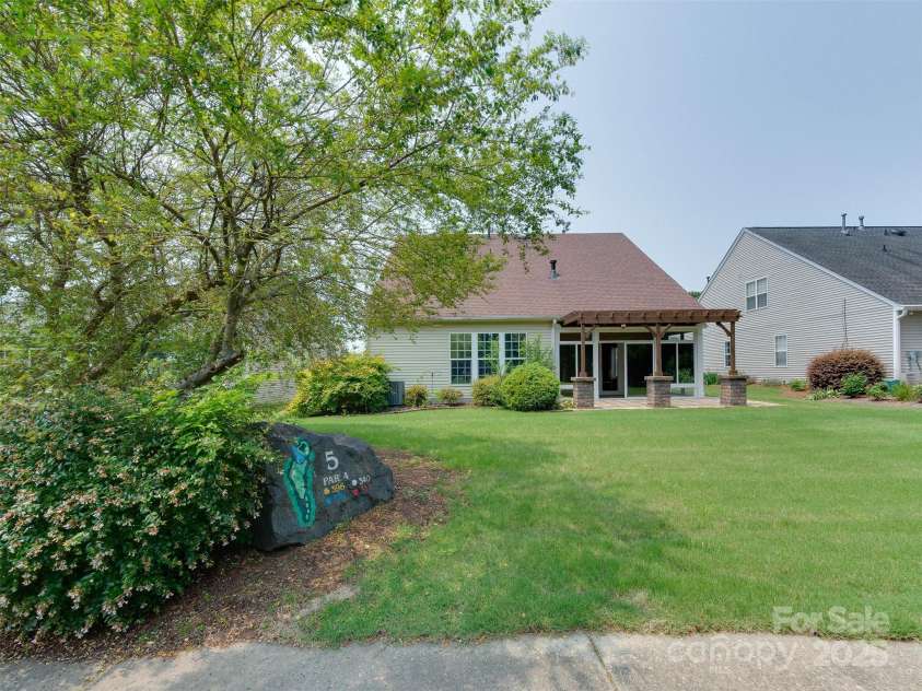 9607 Kestral Ridge Drive, Charlotte, NC 28269.  MLS# CAR4237682, YatesRealty ID 20323. 