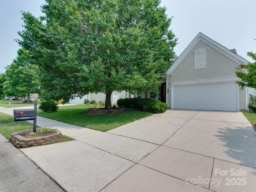 9607 Kestral Ridge Drive, Charlotte, NC 28269.  MLS# CAR4237682, YatesRealty ID 20323. 