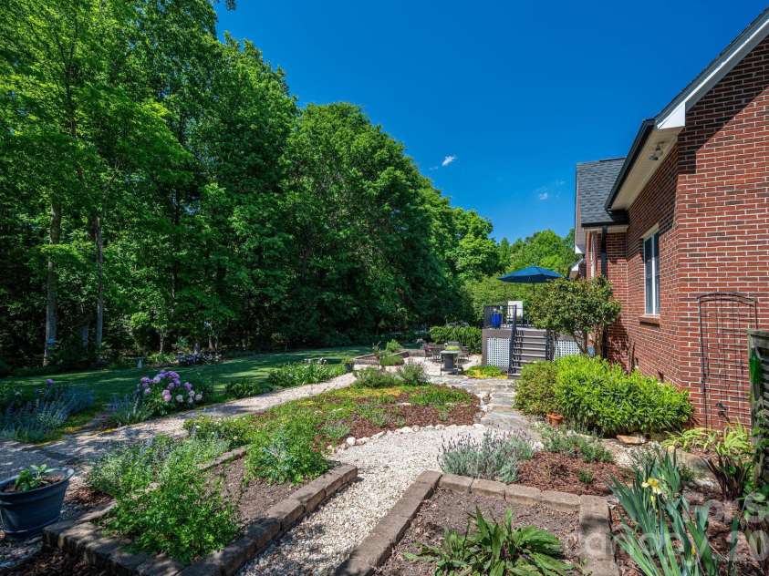 5029 Graystone Estates Drive, Belmont, NC 28012.  MLS# CAR4374658, YatesRealty ID 20325. 