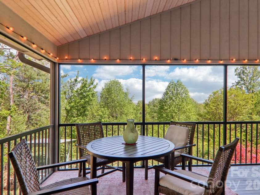 817 Greenwood Drive, Hendersonville, NC 28791.  MLS# CAR4371920, YatesRealty ID 20328. 