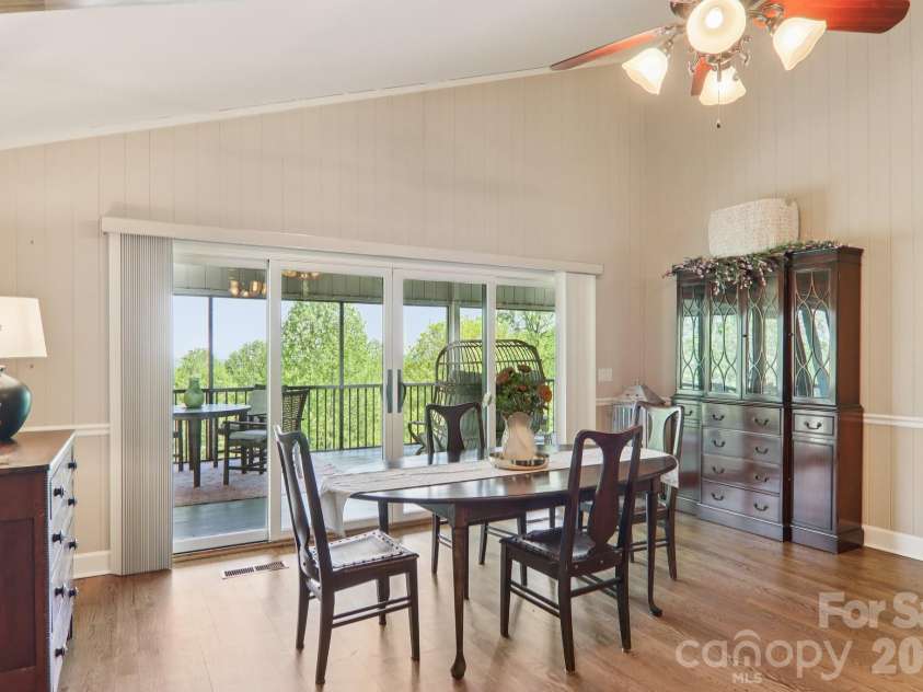 817 Greenwood Drive, Hendersonville, NC 28791.  MLS# CAR4371920, YatesRealty ID 20328. Dining Area