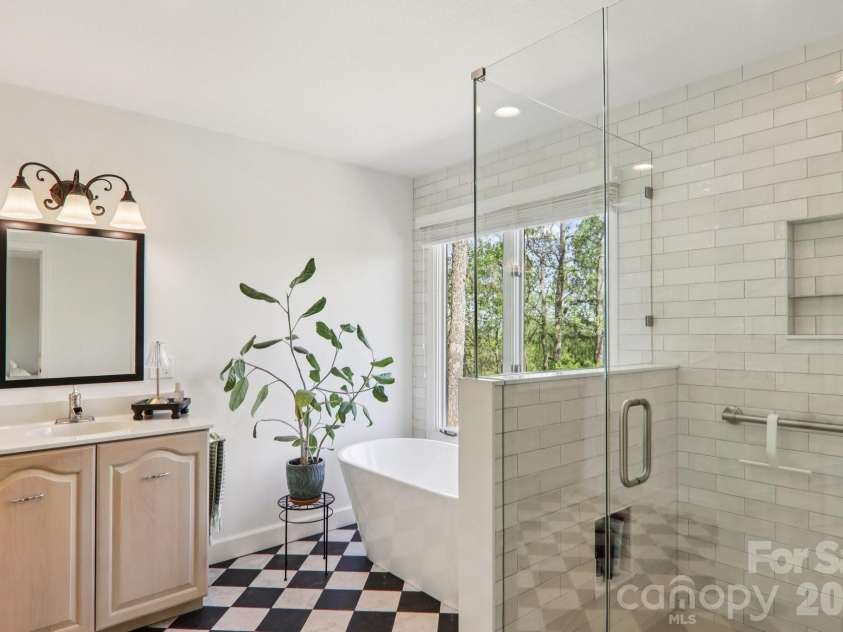817 Greenwood Drive, Hendersonville, NC 28791.  MLS# CAR4371920, YatesRealty ID 20328. Primary Bath
