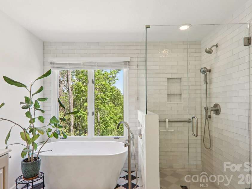 817 Greenwood Drive, Hendersonville, NC 28791.  MLS# CAR4371920, YatesRealty ID 20328. Primary Bath