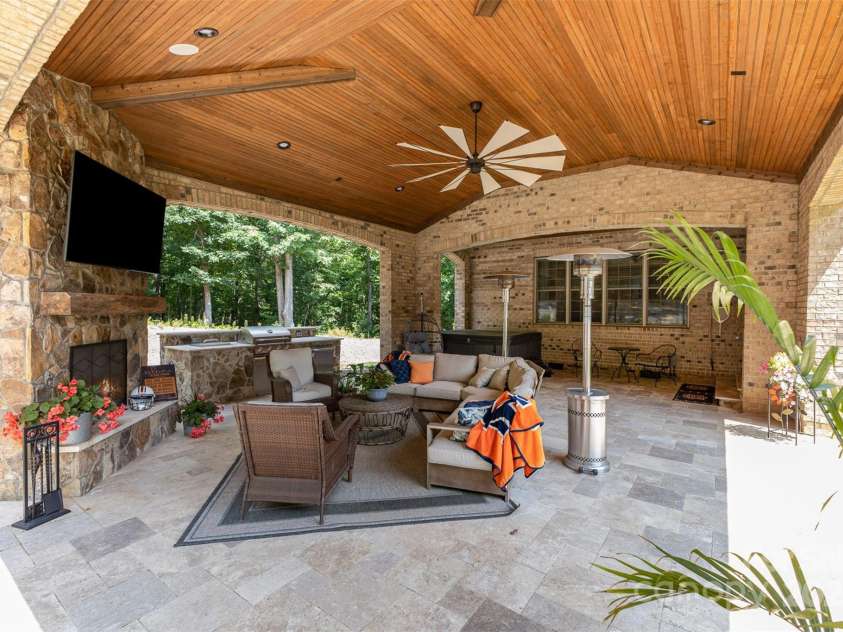 4005 Capullo Court, Matthews, NC 28104.  MLS# CAR4267499, YatesRealty ID 20329. 