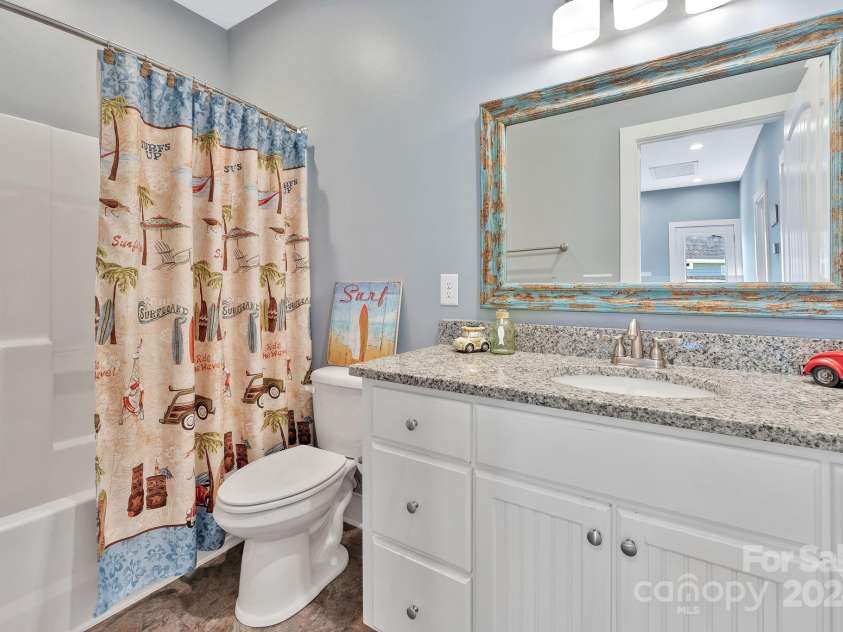 333 Calhoun Drive, Garden City, SC 29576.  MLS# CAR4176788, YatesRealty ID 2033. Guest full bath with tub/shower combo located in upstairs hallway.