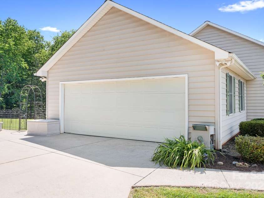 136 Barringer Drive, Statesville, NC 28625.  MLS# CAR4265098, YatesRealty ID 20333. 