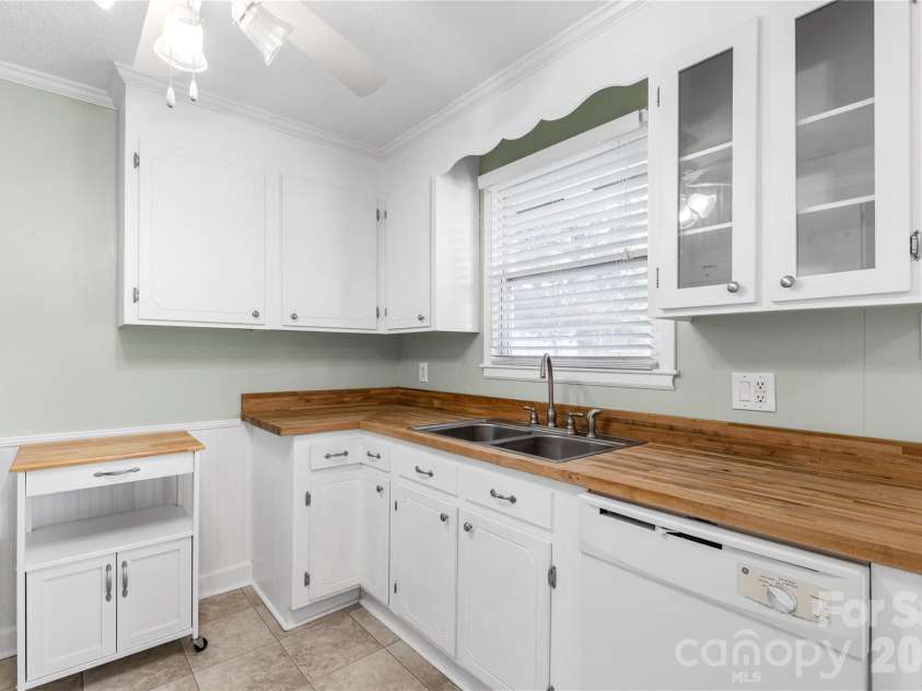 1422 Woodhaven Road, Rock Hill, SC 29732.  MLS# CAR4378164, YatesRealty ID 20335. Kitchen